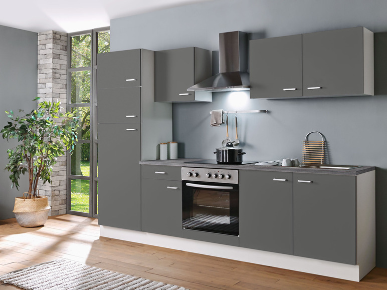 Eine moderne Küche mit grauen Schränken, einem Backofen und einem Kochfeld.