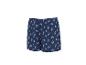 Blaue Shorts mit Muschelmuster.