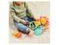 Baby spielt mit bunten Rasseln und einem Spielzeug-Honigtopf mit der Aufschrift „HUNNY“.