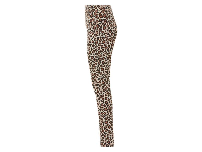Leggings mit Leopardenmuster.