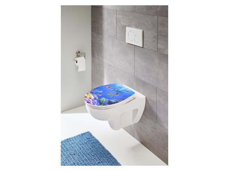 Weißes wandhängendes WC mit Fisch- und Korallen-Dekor.