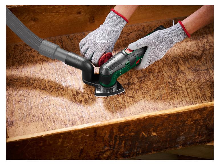 Person schleift Holz mit einem Multischleifer und Staubabsaugschlauch.