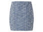 Ein blauer Rock mit Karomuster.