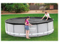 Zwei Personen decken einen Bestway Power Steel Pool mit einer schwarzen Abdeckung ab.