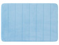 Eine hellblaue Badematte mit geriffelter Oberfläche.