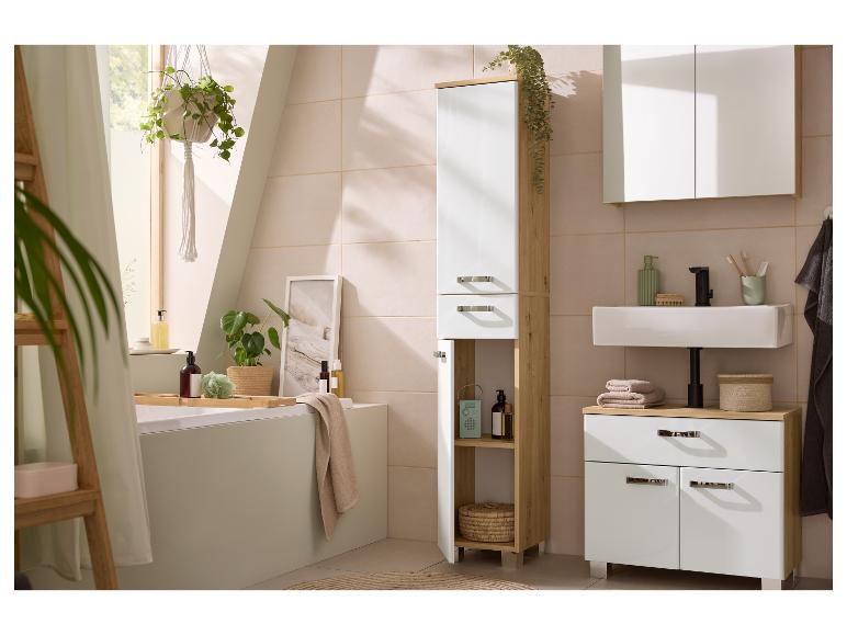 Helles Badezimmer mit Holz- und weißen Möbeln, Pflanzen und Badewanne.