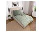 Schlafzimmer mit Bett, grünem Bettbezug mit Blattmuster und einfarbigen grünen Kissen.