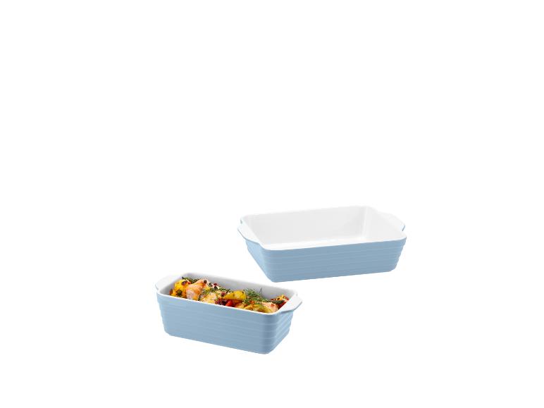 Zwei blaue Auflaufformen: eine große und eine kleinere, mit Essen.