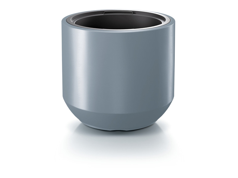 Ein grauer isolierter Becher.