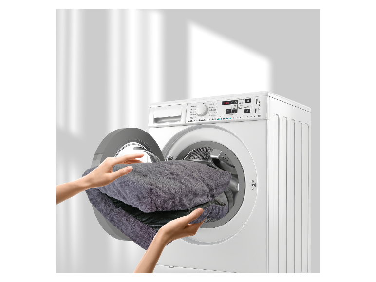 Waschen eines weichen Teppichs in der Waschmaschine.