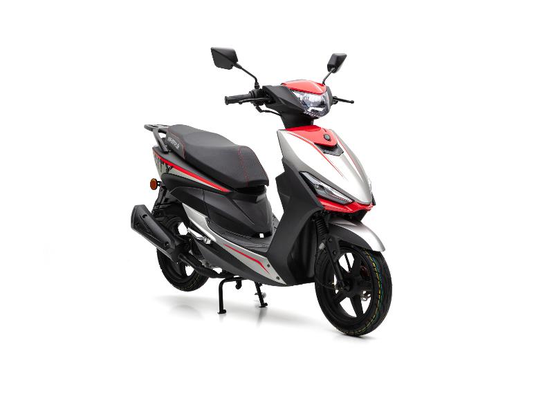 Silber-roter Roller mit schwarzem Sitz, von der Seite gesehen.