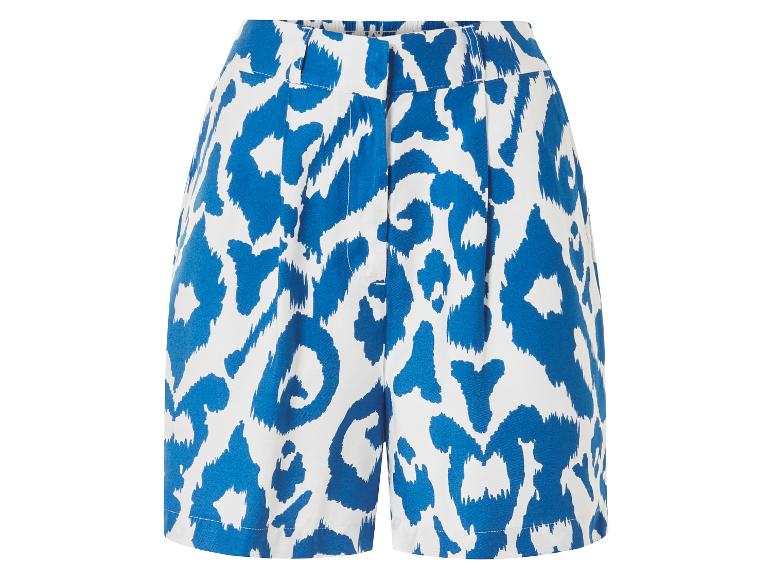 Blaue Shorts mit Leopardenmuster.