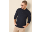 Mann in dunkelblauem Langarm-Poloshirt und beiger Hose, Sonnenbrille.