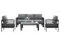 Graues Outdoor-Möbelset mit Sofa, zwei Sesseln und einem Couchtisch.