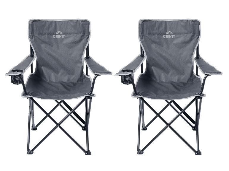 Zwei graue Klapp-Campingstühle mit Armlehnen und Getränkehaltern.