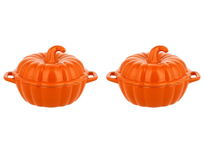 Zwei orangefarbene kürbisförmige Auflaufformen mit Deckeln.