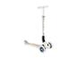 Beiger Kinderroller mit T-Lenker und leuchtenden Rädern.