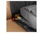 Autositz mit EasyFix-Basis und Sicherheitsgurtschnalle im Auto.
