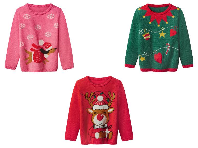 Drei festliche Weihnachtspullover: rosa mit Hund, grün mit Ornamenten und rot mit Rentier.