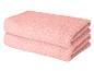 Zwei ordentlich gefaltete rosa Handtücher übereinander gestapelt