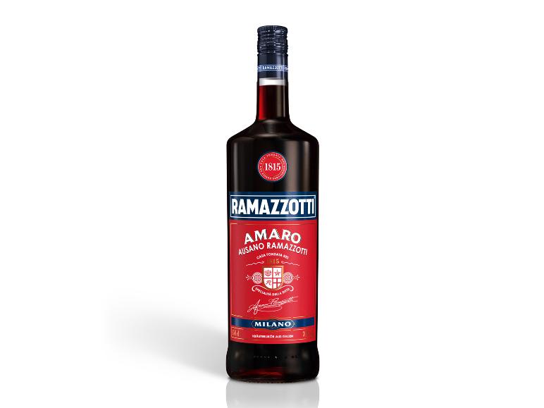 Eine Flasche Kräuterlikör mit rotem Etikett und blauen Details.