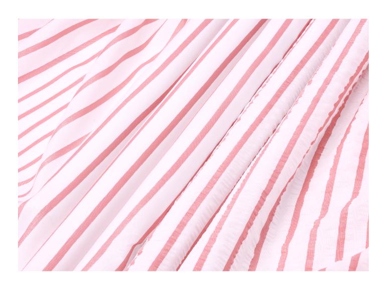Baumwollstoff mit rosa und weißen Streifen, mit sanften Falten.
