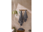 Graue Handtücher und Pflanze im Badezimmer.