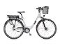 Weißes E-Bike mit Frontkorb und Gepäckträger mit Akku.