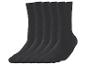 Fünf Paar schwarze Socken in einer Reihe.