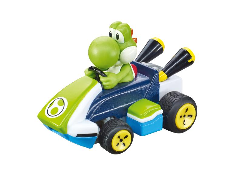 Ein grüner Yoshi in einem blauen Rennwagen mit gelben Rädern.