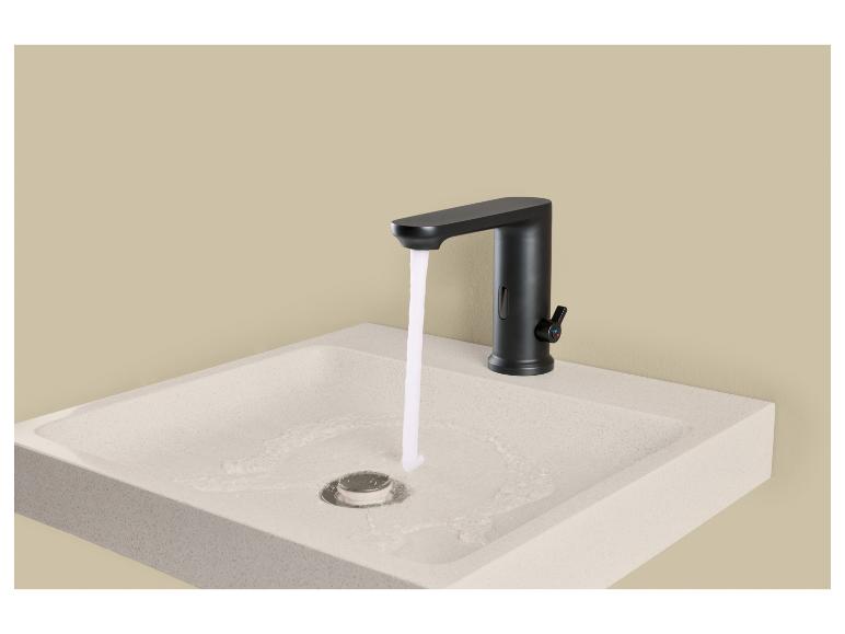Schwarzer Wasserhahn mit fließendem Wasser über einem hellen Waschbecken.
