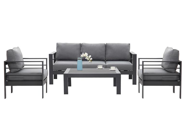 Graues Outdoor-Möbelset mit Sofa, zwei Sesseln und einem Couchtisch.