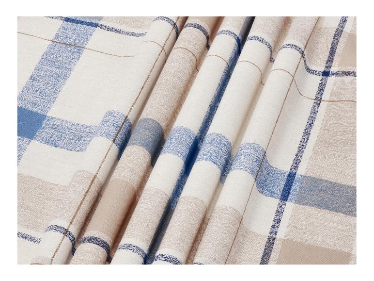 Kariertes Gewebe in Beige, Blau und Weiß mit weichen Falten.