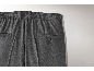 Nahaufnahme der Rückseite einer grauen Herrenhose mit elastischem Bund und Tasche.
