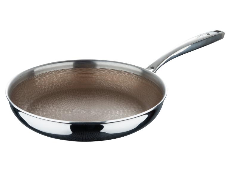 Silberne Bratpfanne mit Antihaftbeschichtung und gemustertem Boden