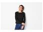 Frau in schwarzem Langarmshirt und blauer Jeans