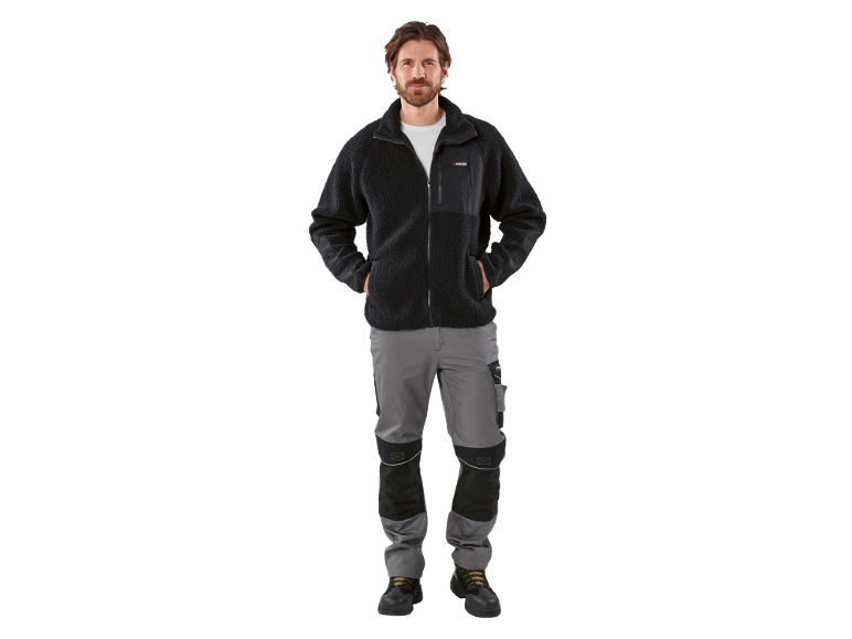 Mann in schwarzer Fleecejacke und grauer Arbeitshose.
