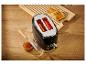 Schwarzer Retro-Toaster mit Toast und Marmelade auf einem Holztisch.