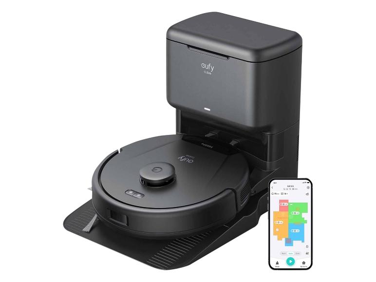 Eufy Clean Saugroboter mit Selbstentleerungsstation und mobiler App, die eine Reinigungsübersicht anzeigt.