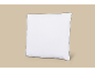Quadratisches weißes Kissen mit grauer Paspelierung auf beige Hintergrund.