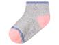Graue Kindersocke mit rosa Zehen- und Fersenbereich und blauen Streifen