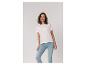 Damen weißes Kurzarm-T-Shirt und hellblaue Jeans.
