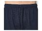 Elastischer Bund einer blauen Pyjamashorts mit Kordelzug.