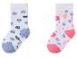 Weiße Kindersocken mit blauen und grünen Autos und bunten Blumen