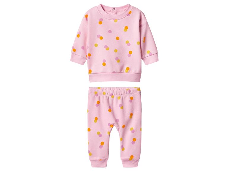 Rosa Baby-Trainingsanzug mit orangefarbenen und lila Punkten.