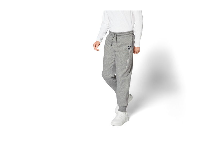 Mann trägt graue Jogginghose mit Star Wars-Logo und weiße Sneaker.