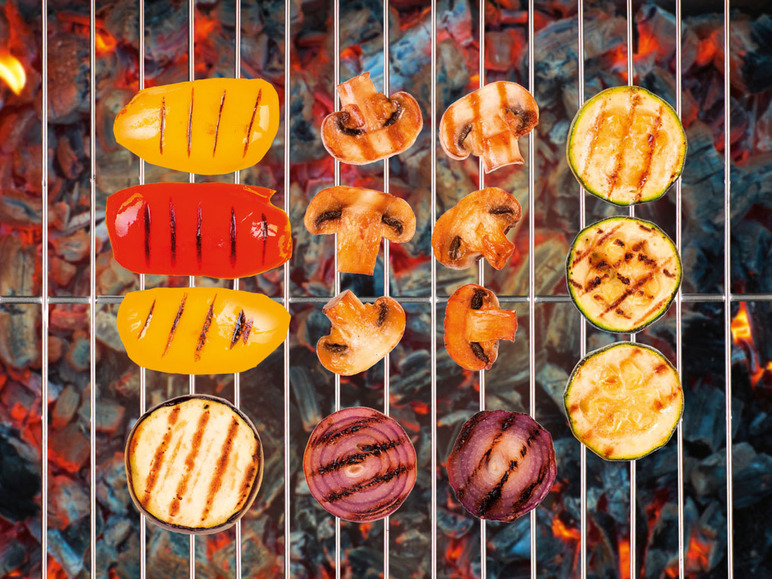 Gegrillter Paprika, Champignons, Zucchini und Zwiebeln auf dem Grill.
