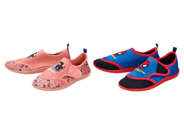 Kinder-Badeschuhe in Rosa mit Blumenmuster und in Blau mit Superheldenmotiv.