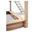 Holzkonstruktion mit Leiter und Basis, ideal für Sandkasten oder Spielhaus.