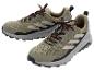 Zwei Trailrunning-Schuhe mit olivgrünem Obermaterial, grauen Streifen und orangefarbenen Schnürsenkeln.